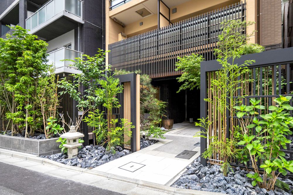 森小屋・アプローチ01：通りから。