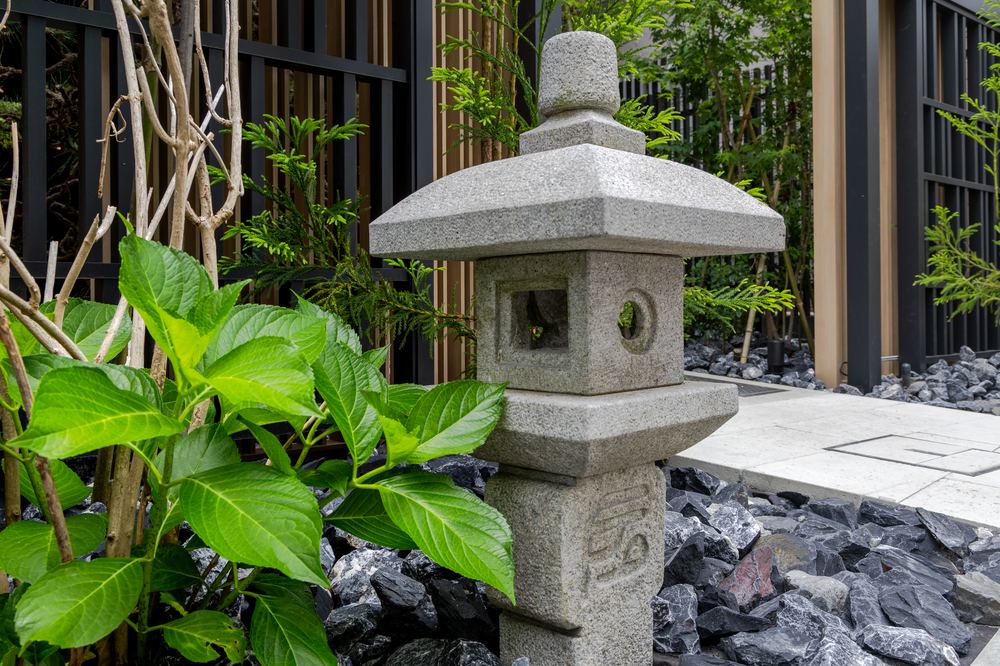 森小屋・アプローチ05：石燈籠。