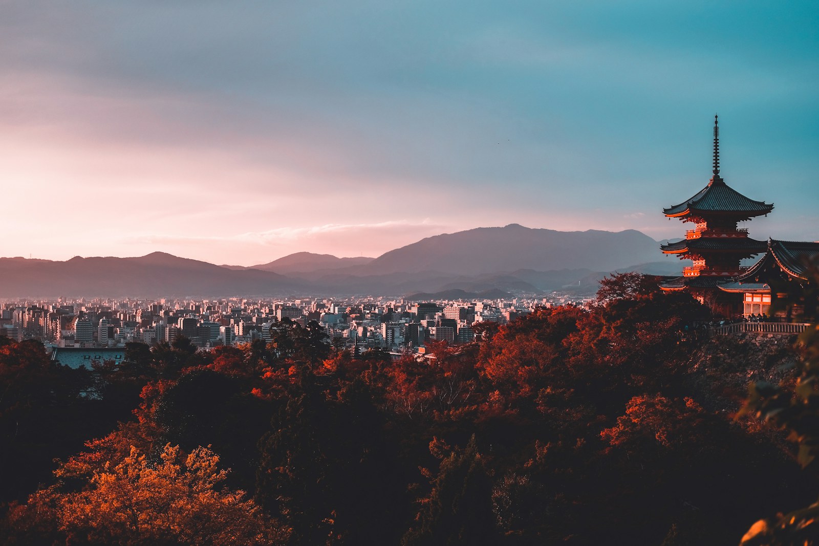 京都伏見稲荷鳥居の赤い参道日本