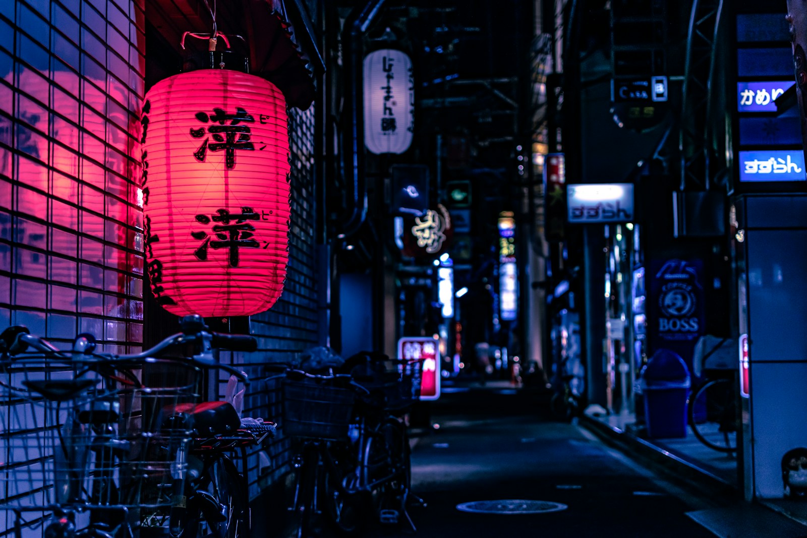 浅草寺 線香の煙と塔のある夜明けの浅草