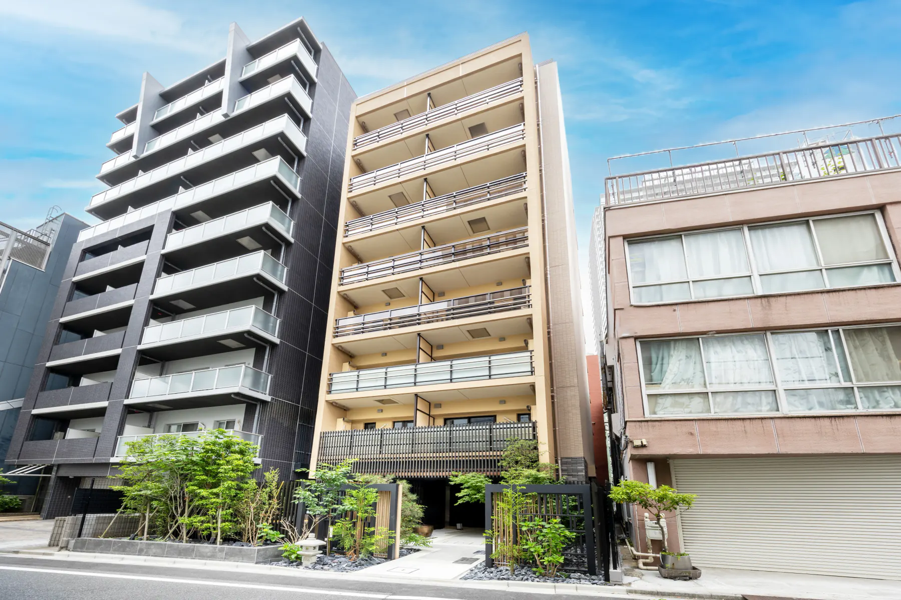 Hotel exterior — Street view
