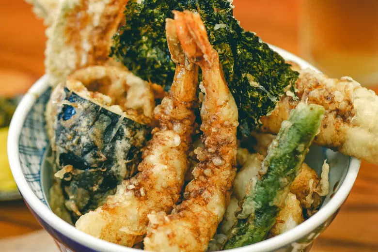 A bowl of udon topped with tempura.